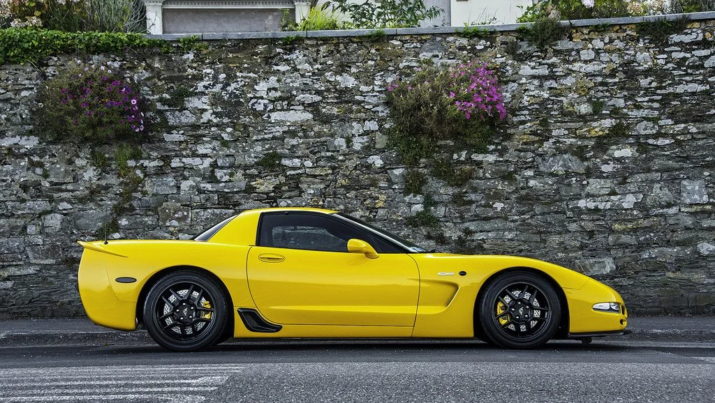 Corvette Generations/C5/C5 2004 Yellow Right.webp